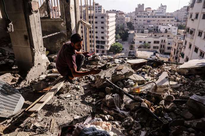 GAZA, 3 de agosto de 2026  -- Um palestino examina as ruínas após um ataque aéreo israelense ter atingido um apartamento na cidade de Gaza, em 2 de agosto de 2026. Pelo menos 18 palestinos foram mortos em ataques aéreos israelenses na Faixa de Gaza desde 