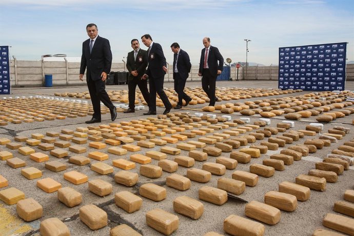 Santiago, 3 de Agosto de 2026.  El Ministro de Seguridad Publica, Martin Arrau, el Director General de la PDI, Eduardo Cerna y el Fiscal Regional Metropolitano Sur, Hector Barros, se refieren a tres procedimientos denominados Operacion “Mar de Drake II”,