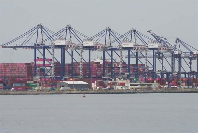 Archivo - Una terminal de contenedores del puerto de Nueva York y Nueva Jersey, puerta de entrada crucial para el comercio e importante centro logístico para el noreste de Estados Unidos