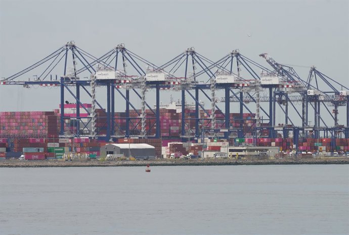 Archivo - Arquivo - NOVA YORK, 15 de abril de 2026  -- Foto tirada em 15 de abril de 2026 mostra um terminal de contêineres do Porto de Nova York e Nova Jersey, que funciona como um importante ponto de entrada para o comércio e um grande centro logístico 