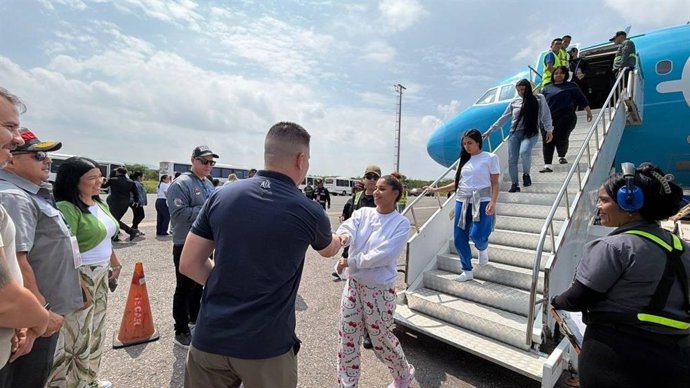 Ciudadanos venezolanos aterrizan en la ciudad venezolana de Barcelona