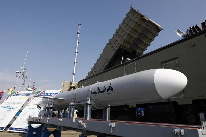 Archivo - Exhibición del sistema de misiles de crucero iraní Talaiyeh durante una ceremonia de presentación en una base naval cerca del Océano Índico, en el puerto de Konarak, sur de Irán