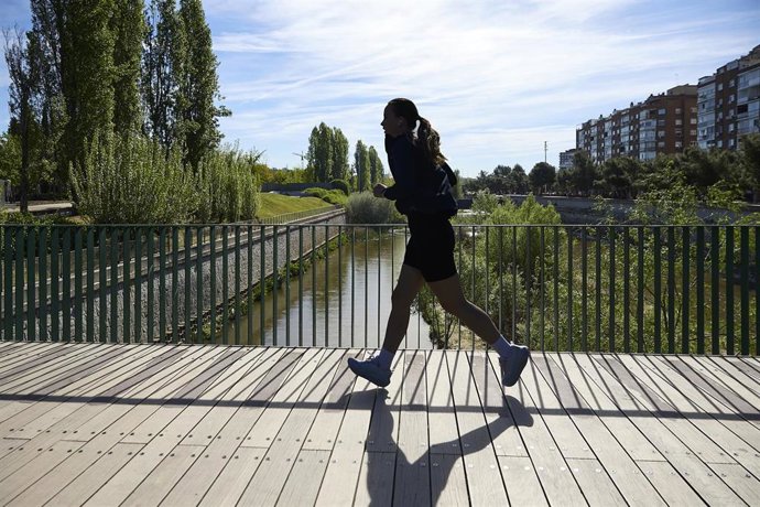 Archivo - Una persona pasea por un parque