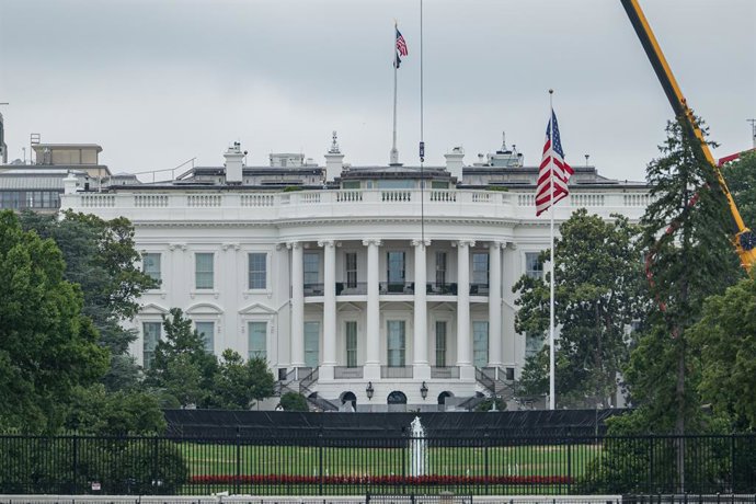 09 July 2026, US, Washington: Crews work on the Marine One landing area on the South Lawn of the White House, as upgrades continue to support the new VH-92A presidential helicopters. Photo: Matt Kaminsky/ZUMA Press Wire/dpa