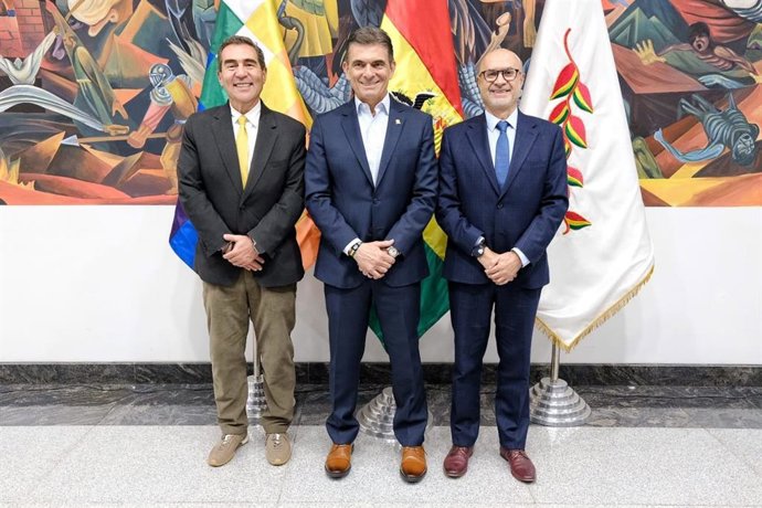 O presidente da Bolívia, Rodrigo Paz (ao centro), acompanhado pelos ex-ministros do Planejamento do Desenvolvimento e do Meio Ambiente, Fernando Romero (à direita na foto), e da Presidência, José Luis Lupo (à esquerda)