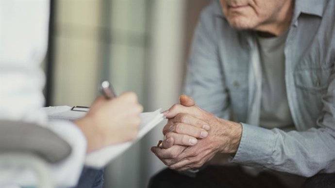 Archivo - Hombre en la consulta del médico.