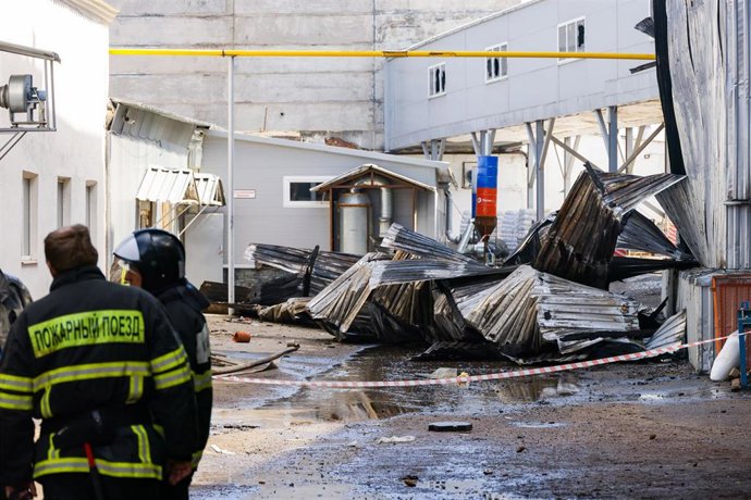 Archivo - Un almacén afectado por un incendio en la región de Moscú