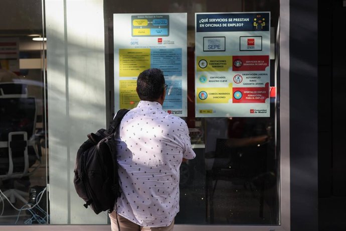 Archivo - Fachada de una Oficina de Empleo.