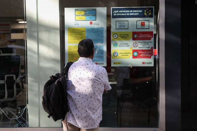 Archivo - Fachada de una Oficina de Empleo, a 2 de julio de 2026, en Madrid (España).  El paro registrado en las oficinas de los servicios públicos de empleo bajó en 28.739 personas en junio en relación con el mes anterior (-1,2%) debido, sobre todo, al s
