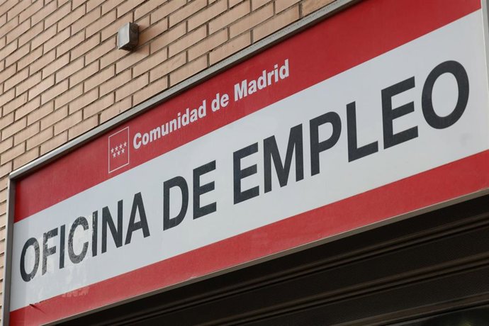 Archivo - Cartel de una Oficina de Empleo