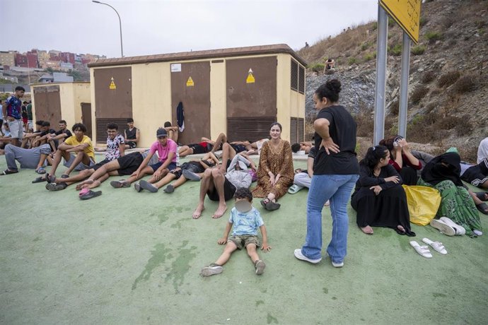 Mujeres y niños migrantes en Ceuta.