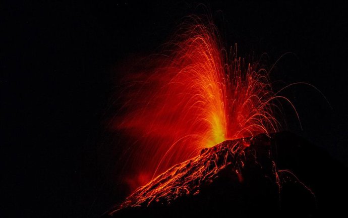 Archivo - Imagen de archivo del volcán de Fuego de Guatemala