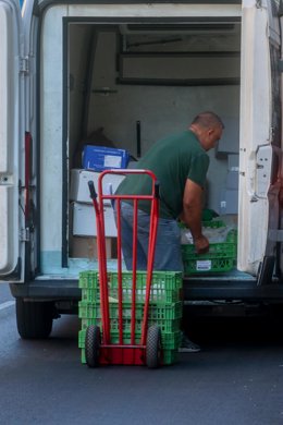 Archivo - Un repartidor, a 2 de agosto de 2023, en Madrid (España). La Comunidad de Madrid ha registrado un descenso del paro del 3,3% en el último año, con 10.301 desempleados menos. En relación a junio, se ha reducido un -1%, con lo que el número de ciu
