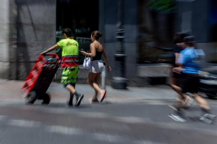 Archivo - Una persona trabajando, a 9 de junio de 2026, en Madrid (España). 