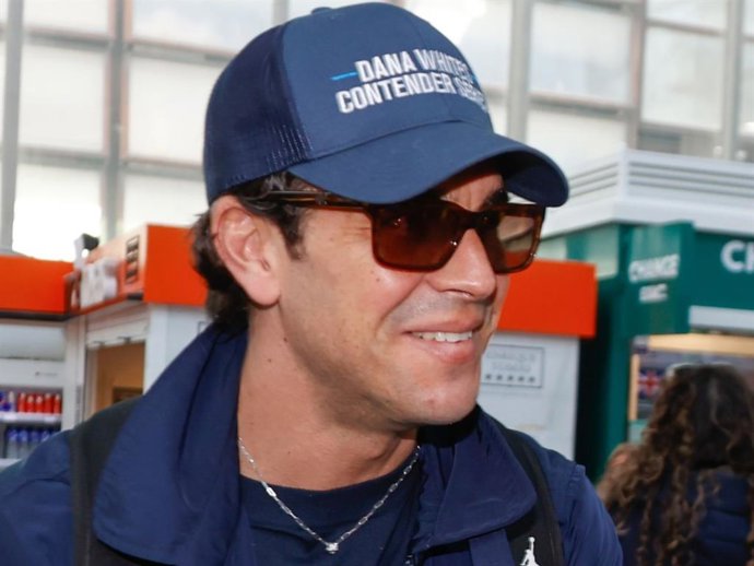 Del look de lino al total denim de Mario Casas en su idílico viaje a África con Melyssa Pinto
