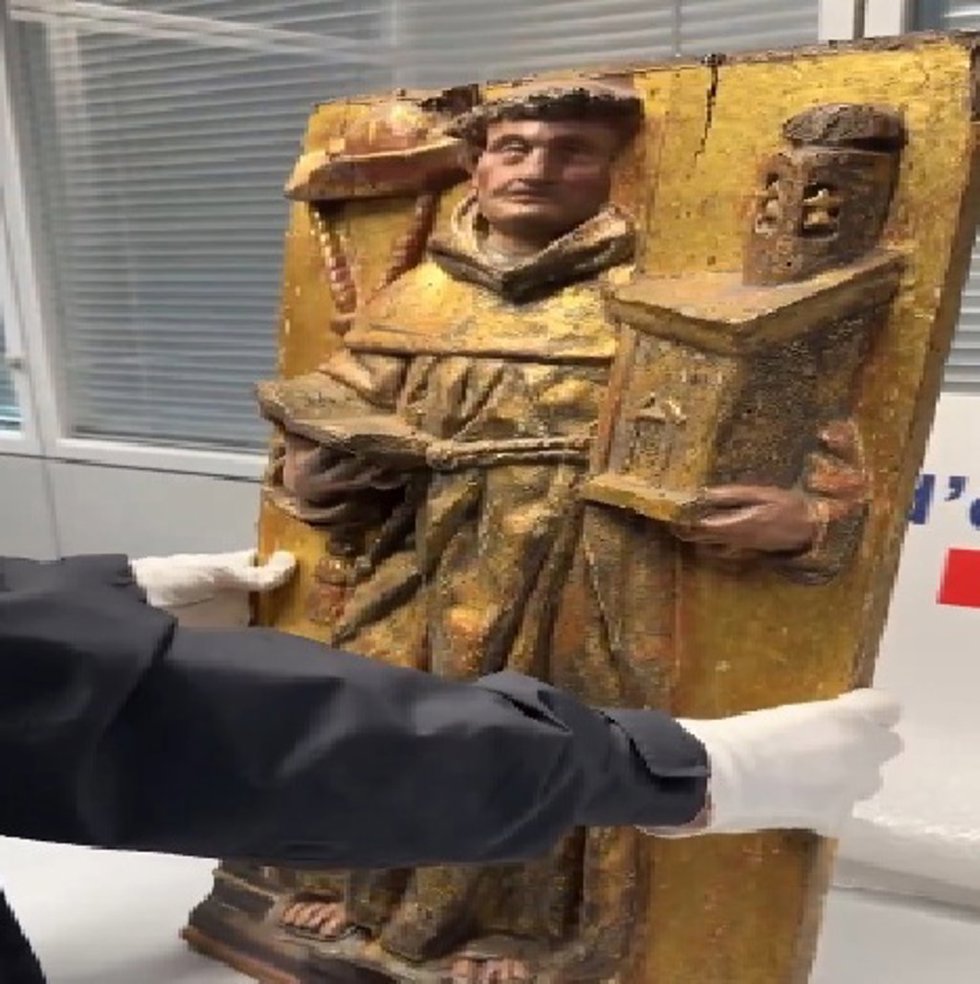 Policía Nacional y Mossos d'Esquadra recuperan un relieve de madera robado en un monasterio de Navarra en 2010