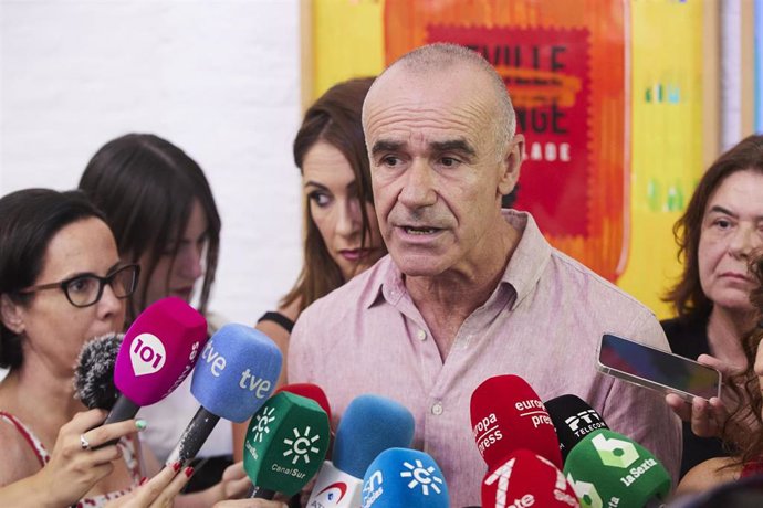 Archivo - El candidato al Senado por Sevilla por PSOE, Antonio Muñoz.