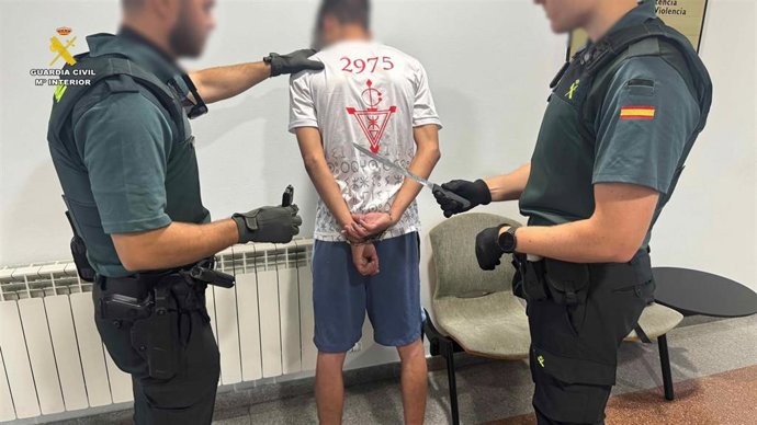 El dwtenido por amenazas en fietas de Ábalos junto al cuchillo jamonero que portaba