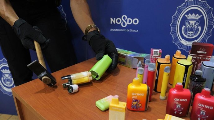 Agente Tutor de la Policía Local de Sevilla muestra el interir de un vaper