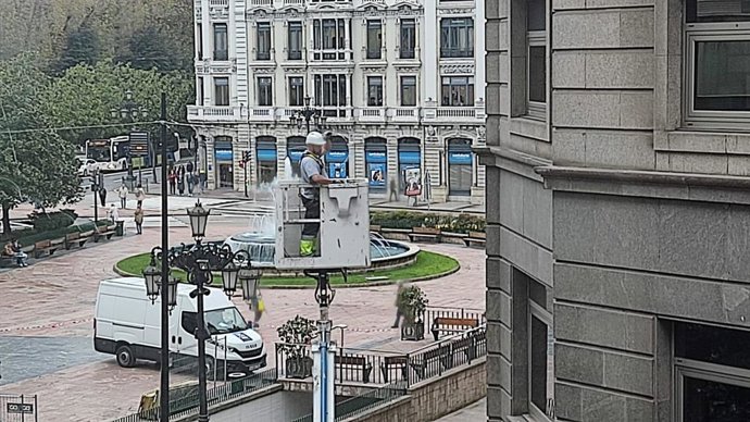 Archivo - Trabajador en Oviedo, en una imagen de archivo