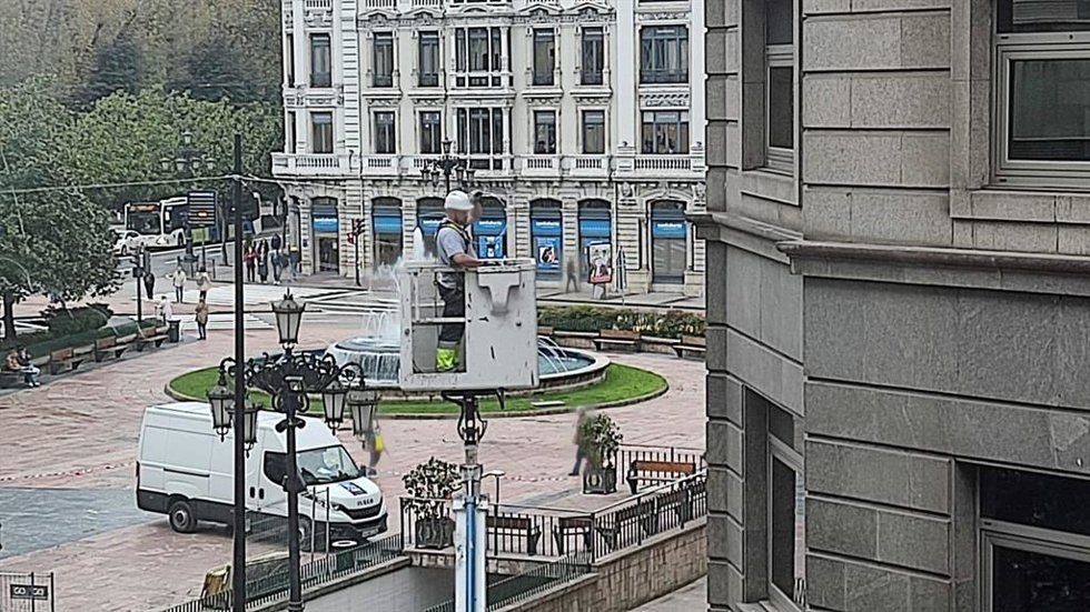 Archivo - Trabajador en Oviedo, en una imagen de archivo