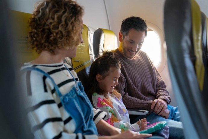 Archivo - Una niña viajando en un avión de Vueling.