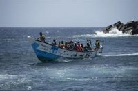 Investigan si la patera con 17 migrantes muertos es una de las cinco desaparecidas en julio con 76 personas a bordo