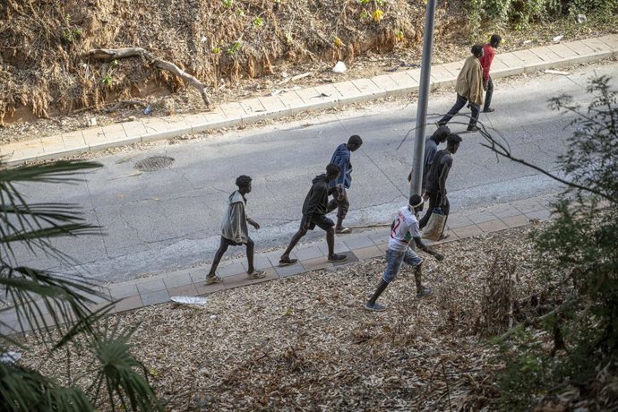Varios migrantes, a 1 de agosto de 2026, en Ceuta (España). Tras la crisis migratoria desatada el pasado jueves 30 de julio, el flujo de personas cruzando a nado desde Marruecos a Ceuta ha finalmente cesado durante la mañana de este sábado.