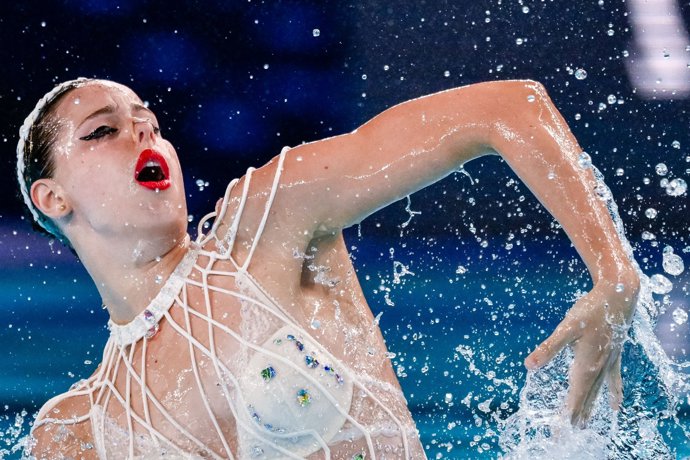 La nadadora española Iris Tió en la rutina de Solo Técnico en el Europeo de París 2026