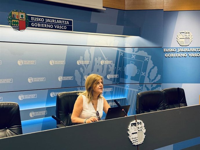 La directora de Empleo del Gobierno Vasco, Arantza Martínez Tobalina, en rueda de prensa en Bilbao.
