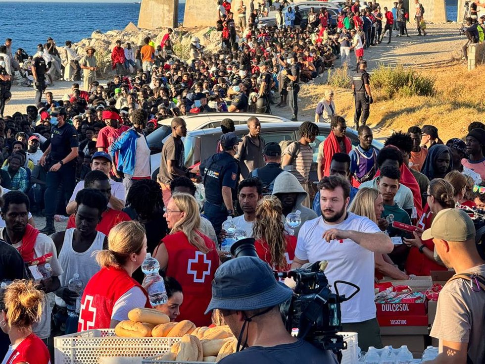 Cruz Roja y la organización Sur Sur reparten alimentos básicos, a 3 de agosto de 2026, en Ceuta.