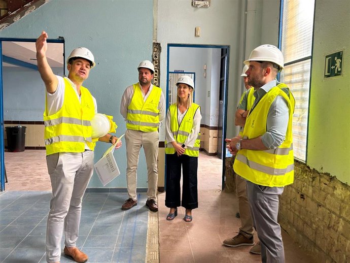 La alcaldesa de Alcalá de Guadaíra, , Ana Isabel Jiménez, junto al delegado de Hábitat Urbano y Equipamientos Municipales, David Delgado, y el responsable de Deportes, Pedro Gracia, en una visita a las obras de rehabilitación del pabellón deportivo
