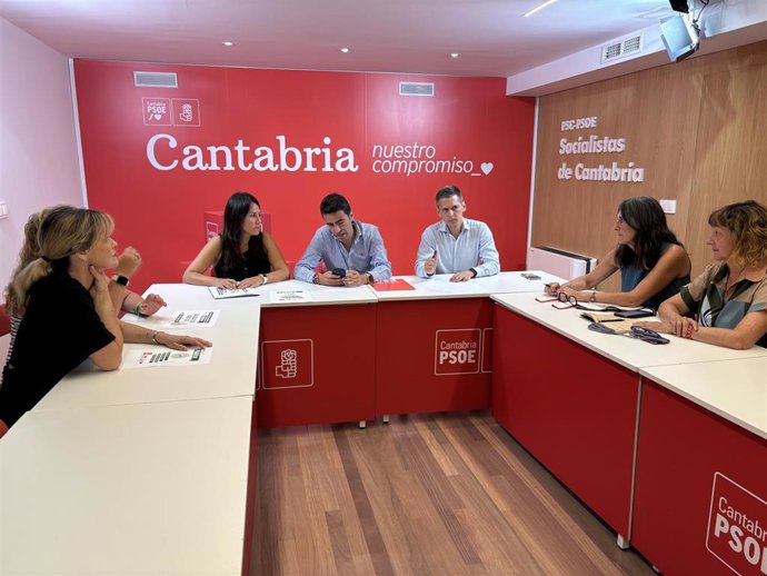 El secretario general del PSOE de Cantabria, Pedro Casares, se reúne con miembros de la Junta de Personal Docente no Universitario