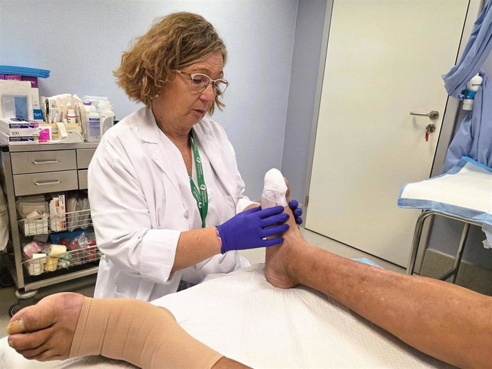 Podóloga del Hospital de Figueres realizando un cuidado.
