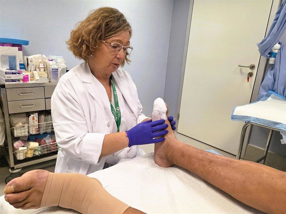 Podóloga del Hospital de Figueres realizando un cuidado.