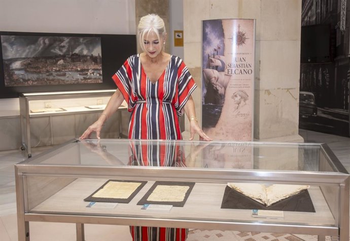 La consejera de Cultura, Patrimonio Histórico y Deporte de la Junta de Andalucía, Patricia del Pozo, en la exposición dedicada a Elcano.