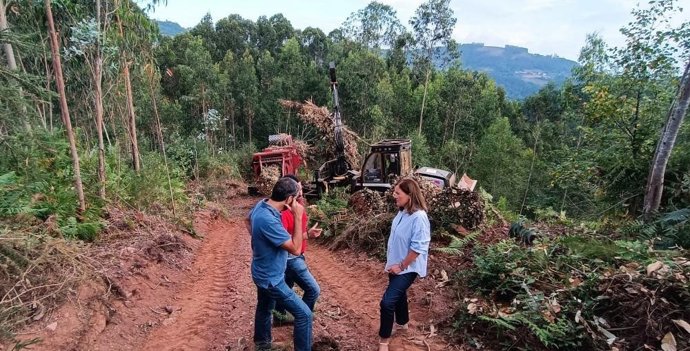 Begoña López y Javier Vigil, en su visita a la explotación