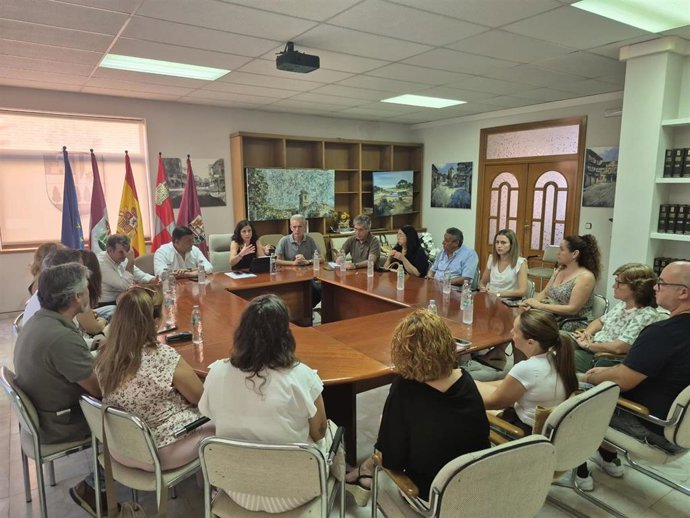 Sanchidrían preside una reunión con alcaldes de municipios afectados en el incendio de Burgohondo.