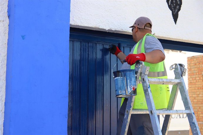 Archivo - Trabajador en Manzanares