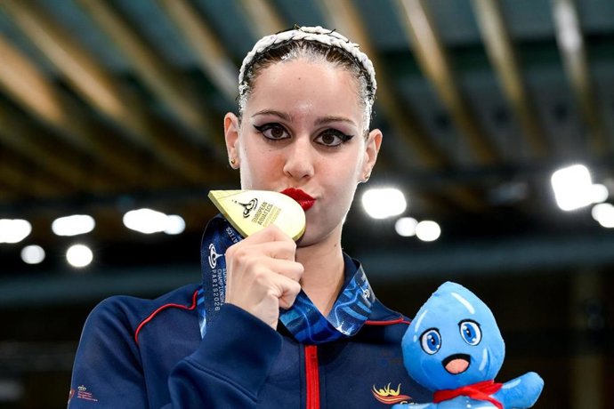 La nadadora española Iris Tió con la medalla de oro ganada en Solo Técnico en el Europeo de París 2026