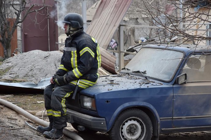 Archivo - Arquivo - 22 de março de 2024, Zaporizhzhia, Ucrânia: Um bombeiro do Serviço Estatal de Emergências da Ucrânia é visto durante uma breve pausa na inspeção de uma casa particular destruída (em busca de uma menina e seu pai) após o ataque com míss