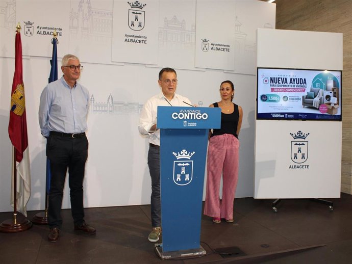 El alcalde de Albacete, Manuel Serrano, presenta una nueva línea de ayudas.