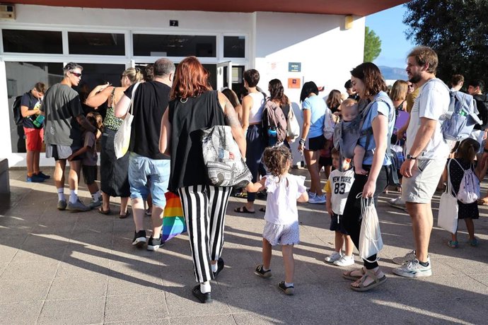 Archivo - Varios padres llevan a sus hijos el primer día de inicio del curso escolar