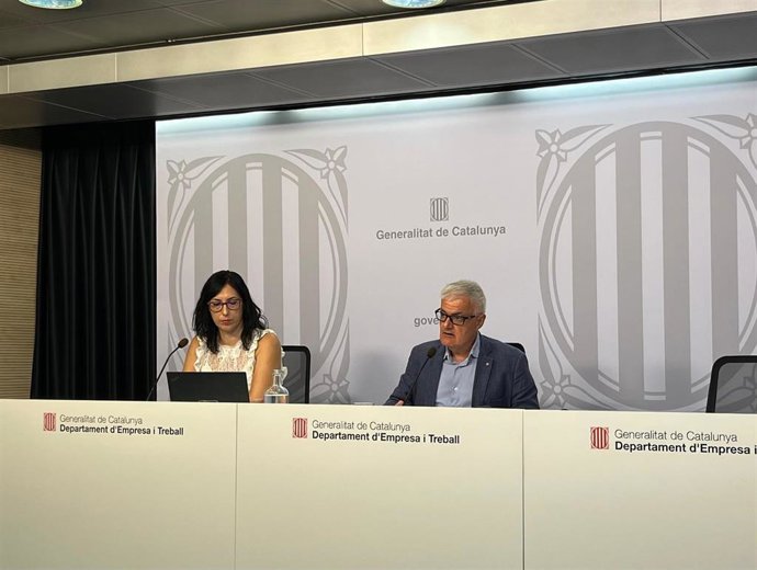 El secretario de Trabajo de la Generalitat, Paco Ramos, y la directora del Observatori del Treball i Model Productiu, Manuela Redondo, en rueda de prensa