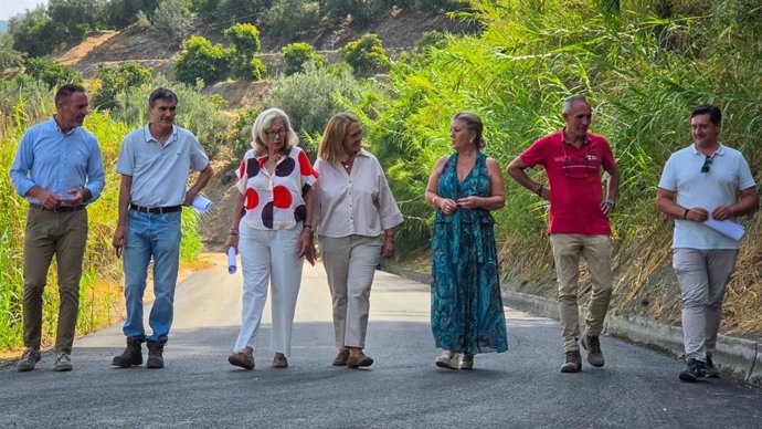 La delegada territorial de Agricultura, Pesca, Agua y Desarrollo Rural, Carmen Lidia Reyes, ha visitado en Motril algunas de los caminos que han sido arreglados tras verse afectados por el tren de borrascas.