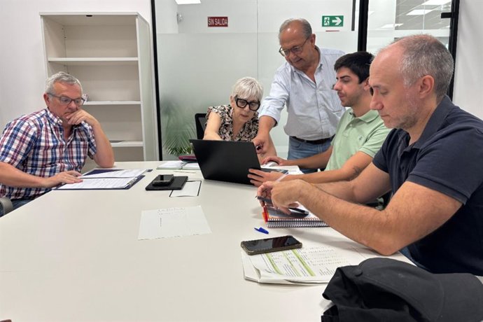 La delegada de Monumento Natural, Medioambiente y Sostenibilidad de Alcalá de Guadaíra (Sevilla), Luisa Campos, en una reunión con los diferentes agentes, instituciones y empresas implicadas en el Plan sobre la prevención del virus de la fiebre del Nilo