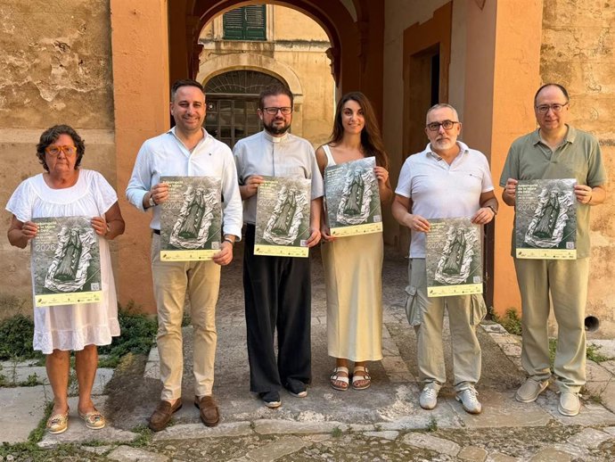 El director de cultura del Consell de Mallorca, Andreu Ferrer; el vicario episcopal para el patrimonio histórico y cultural, Francesc Vicens, y el coordinador del proyecto, Gabriel Carrió, en la presentación de la fiesta de la Asunción de la Madre de Dios