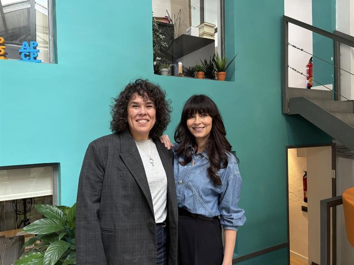 La excapitana de la selección nacional femenino de rugby Laura Delgado (izquierda) junto a la presentadora Marta Fernández (derecha) después de la grabación del podcast Salud con Perspectiva impulsado por Organon.