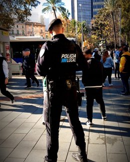 Un agente de la Policía Local de Palma, de espaldas, en la plaza de Espanya.