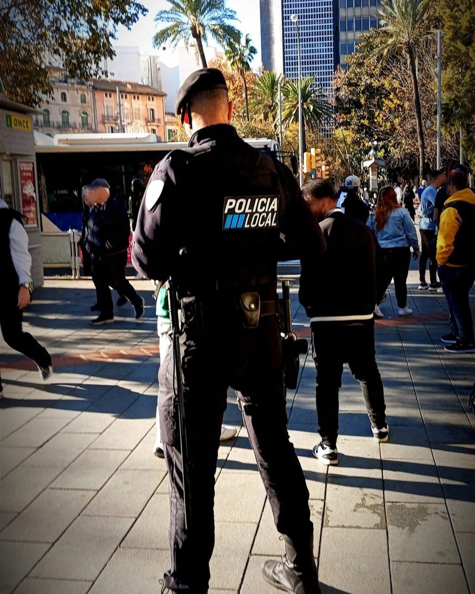 Un agente de la Policía Local de Palma, de espaldas, en la plaza de Espanya.